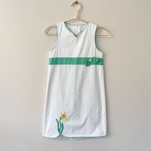 LITTLE ENGLISH EUC White & Kelly Green Daffodil Appliqué Spring Shift Dress